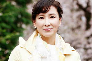 沈慧珍饰演:白里香,43–52岁,艺玲的母亲,恩实的朋友,孤儿。