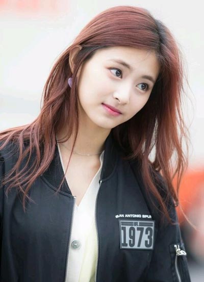 周子瑜(Tzu-Yu Chou、쯔위)演艺经历及写真图片,周子瑜个人资料介绍