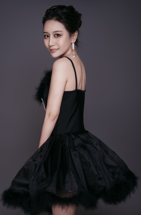 �Ը���ģ������Cherry�����ջ����Ȼ���������ŮͼƬ,��������Χ����������