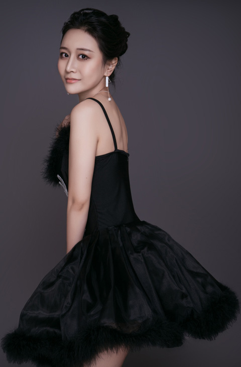 �Ը���ģ������Cherry�����ջ����Ȼ���������ŮͼƬ,��������Χ����������