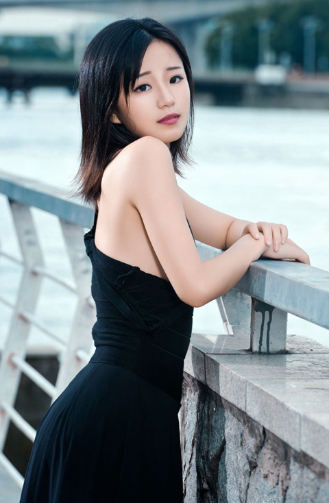 ͯϵŮKely(־)߶Ⱥ˿ԡдͼ,־Ը˽