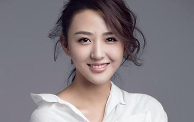 徐小飒饰演白曼宁