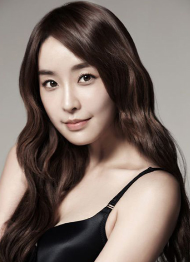 郑柔美饰演殷率