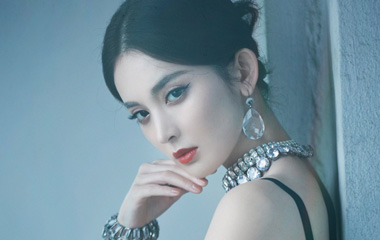 古力娜扎饰演余佳恩