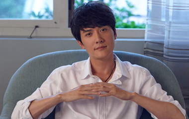 冯绍峰,原名冯威