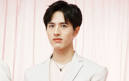 罗正饰演赖正祎