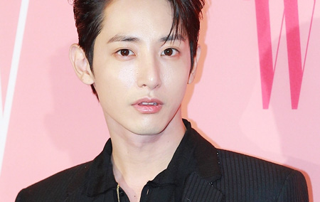 李洙赫饰演网络小说编辑组长“车周益”