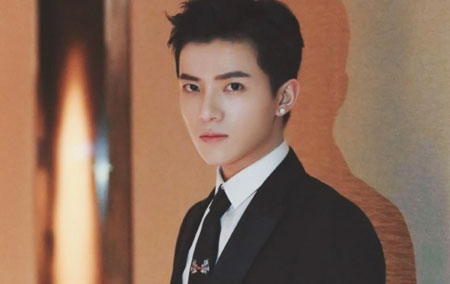 吴俊余饰演慕容辰