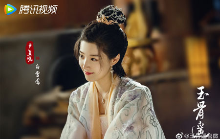 卢昱晓饰演白雪莺